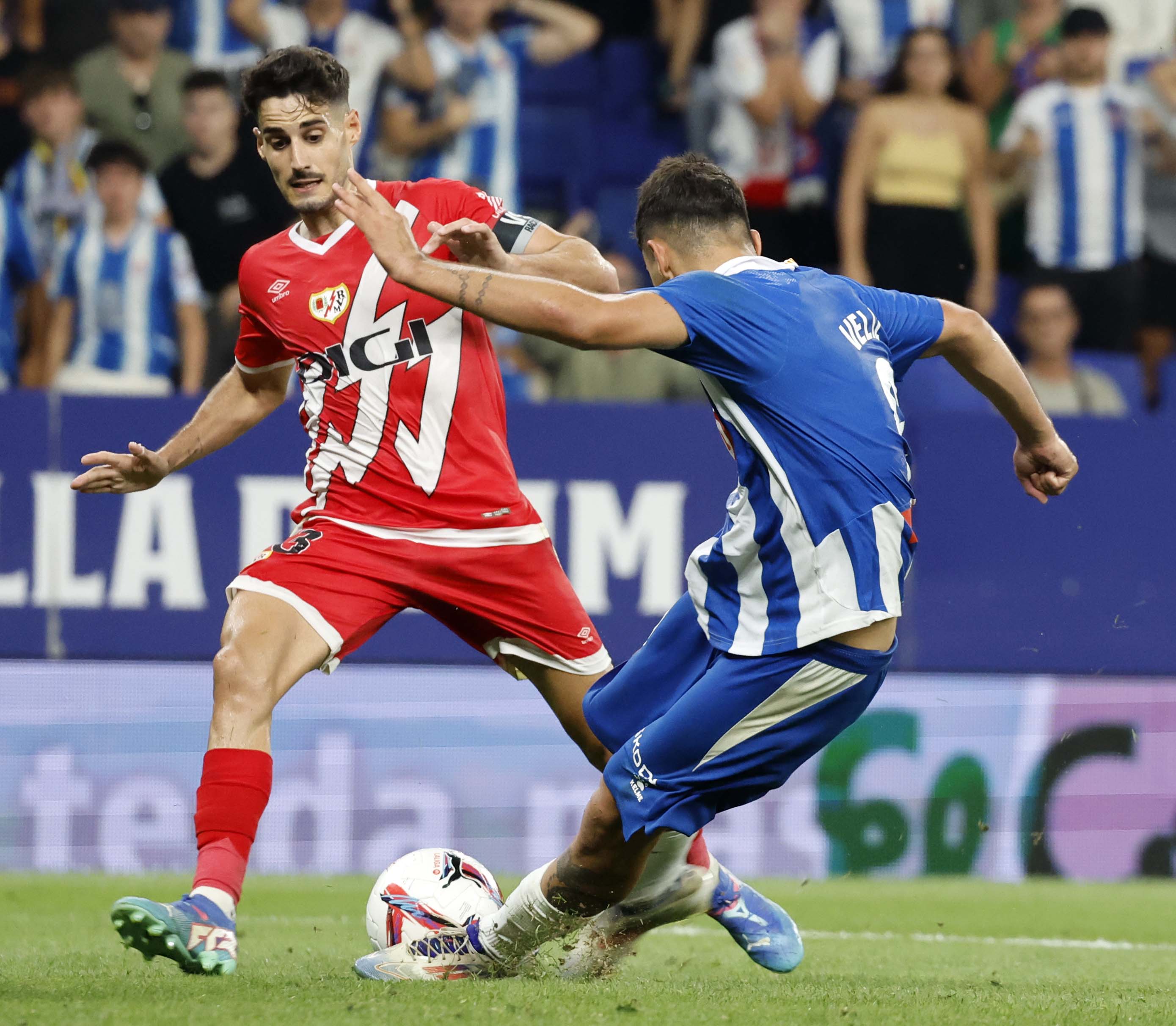 西班牙队在激烈对抗中战胜对手,实现连胜的简单介绍 西班牙队在激烈对抗中战胜对手,实现连胜的简单介绍