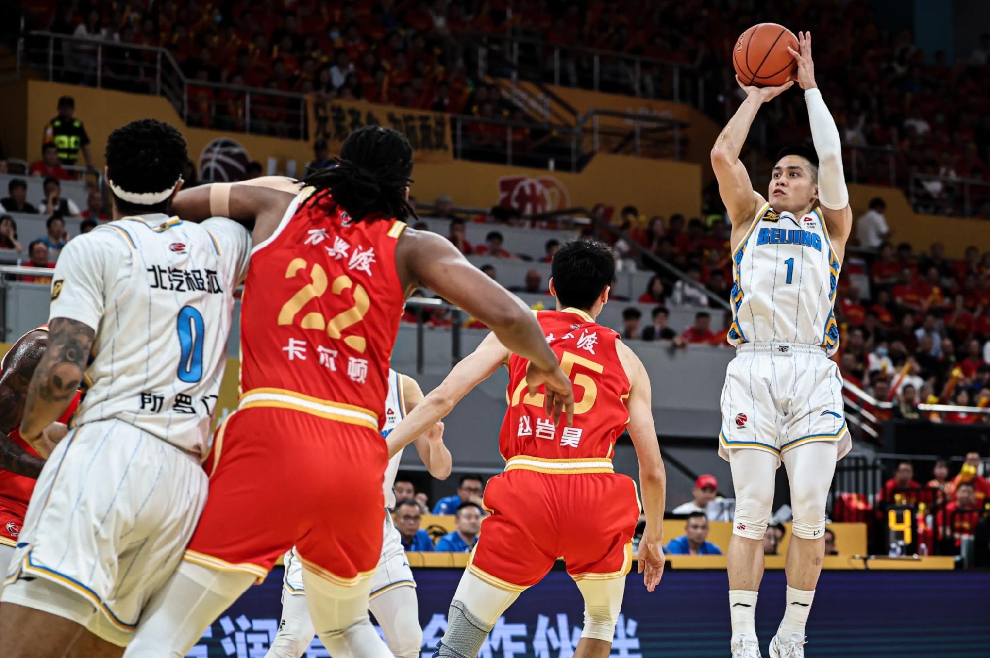 CBA比赛狂欢现场气氛热烈，球迷激情高涨！