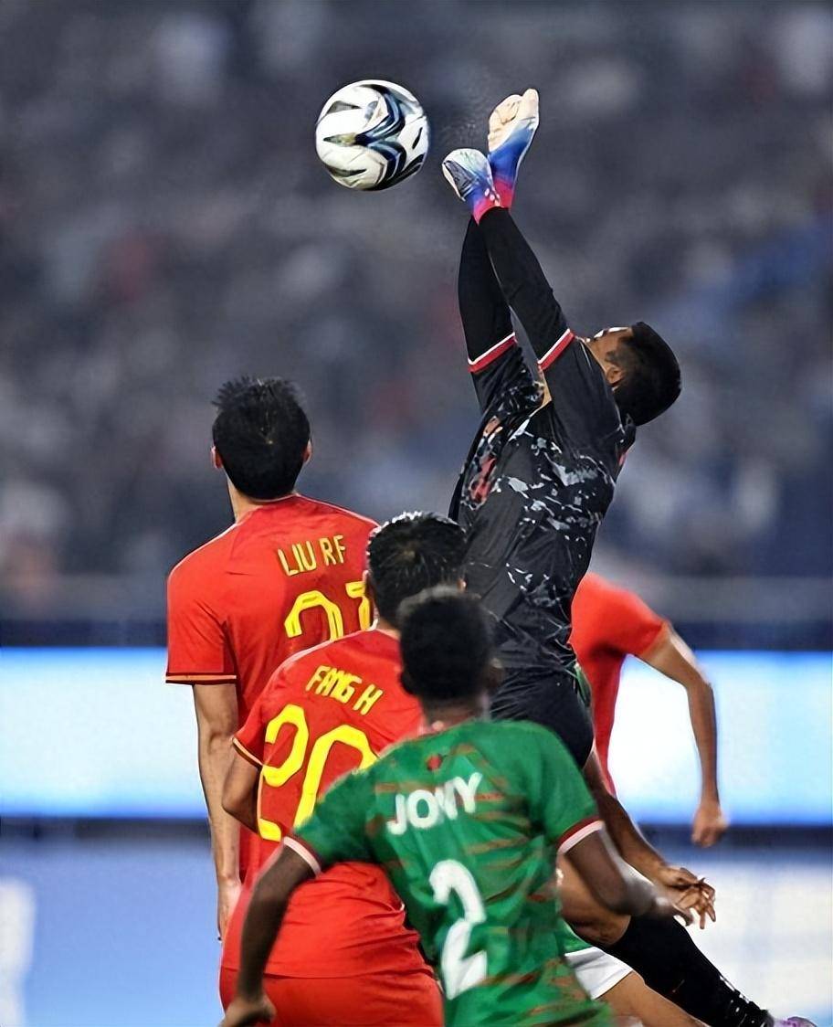 比赛延期引发球迷不满,俱乐部面临舆论压力 比赛延期引发球迷不满,俱乐部面临舆论压力