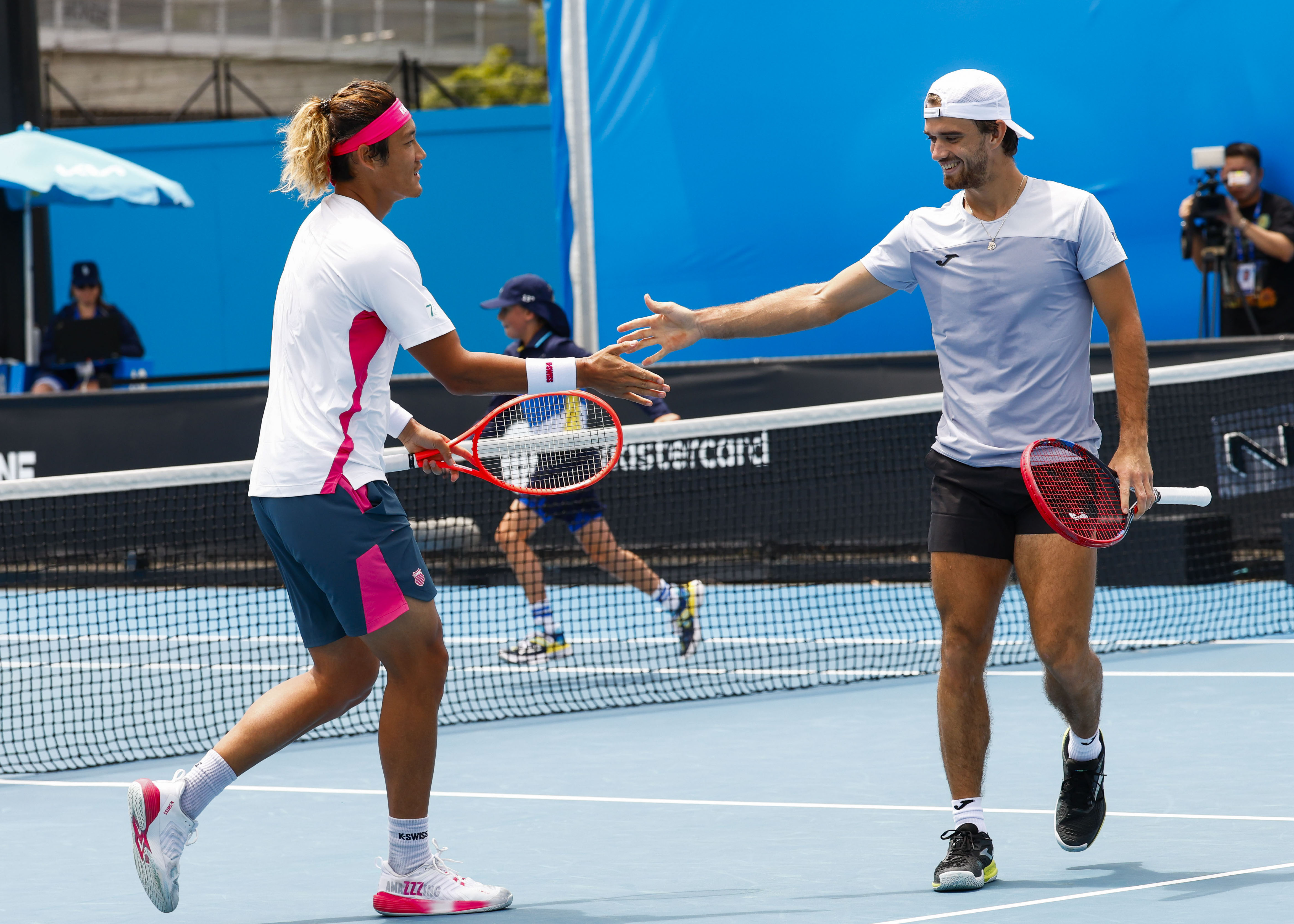 爱游戏大厅-精彩比赛中球员们发挥出色展现顶尖水平