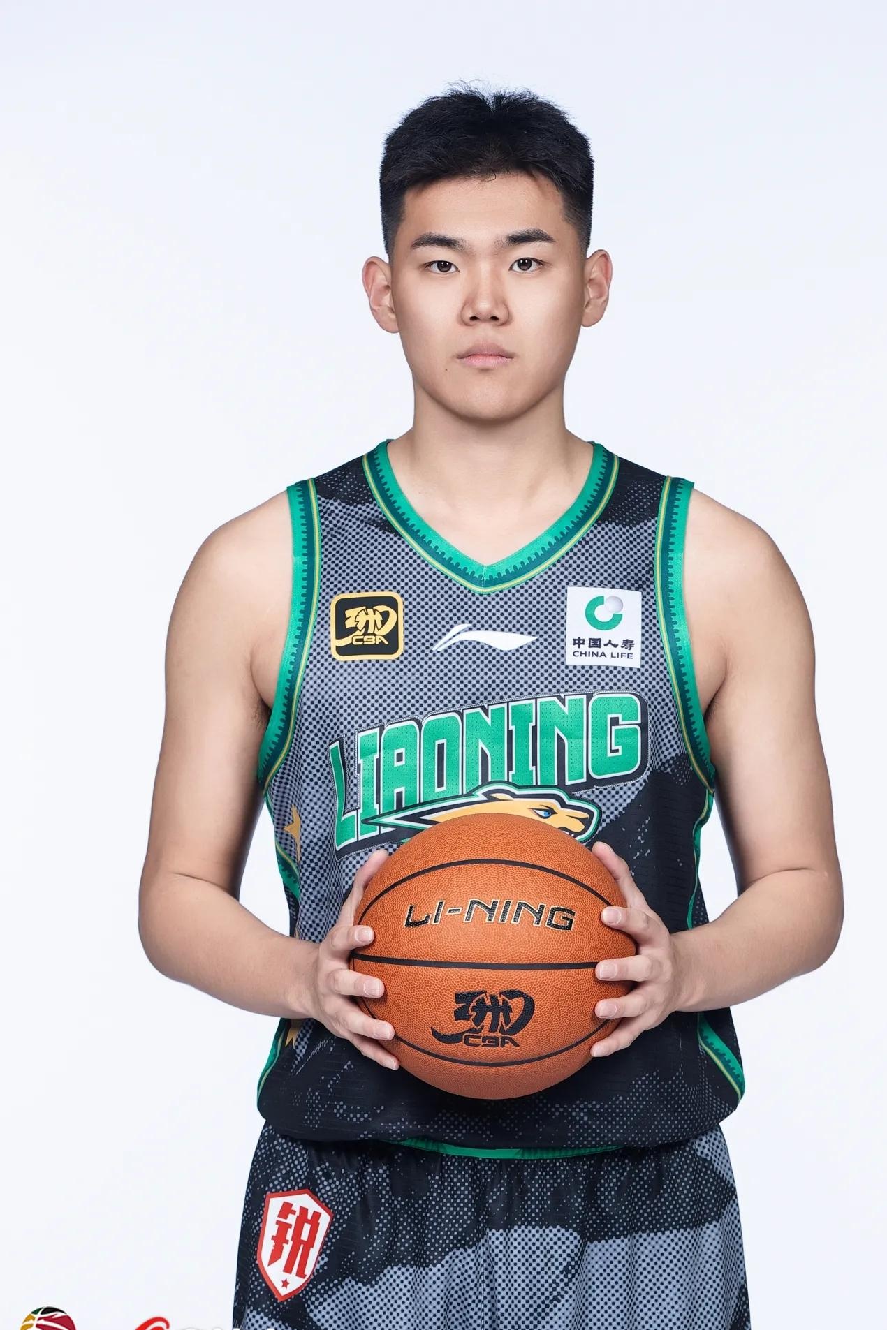 爱游戏下载-新晋篮球新星在比赛中表现抢眼