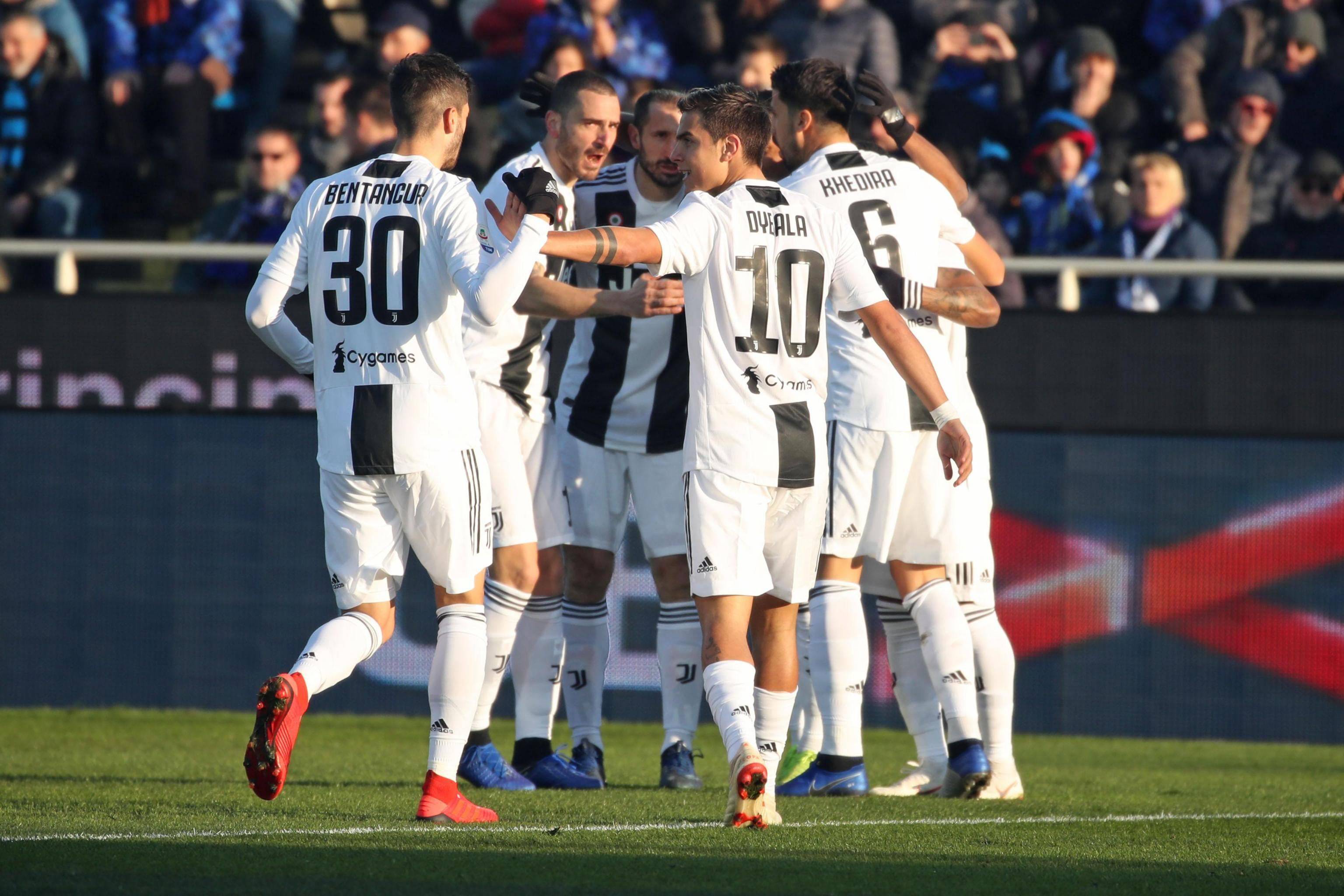 包含尤文图斯主场战胜卡利亚里再次登顶积分榜的词条