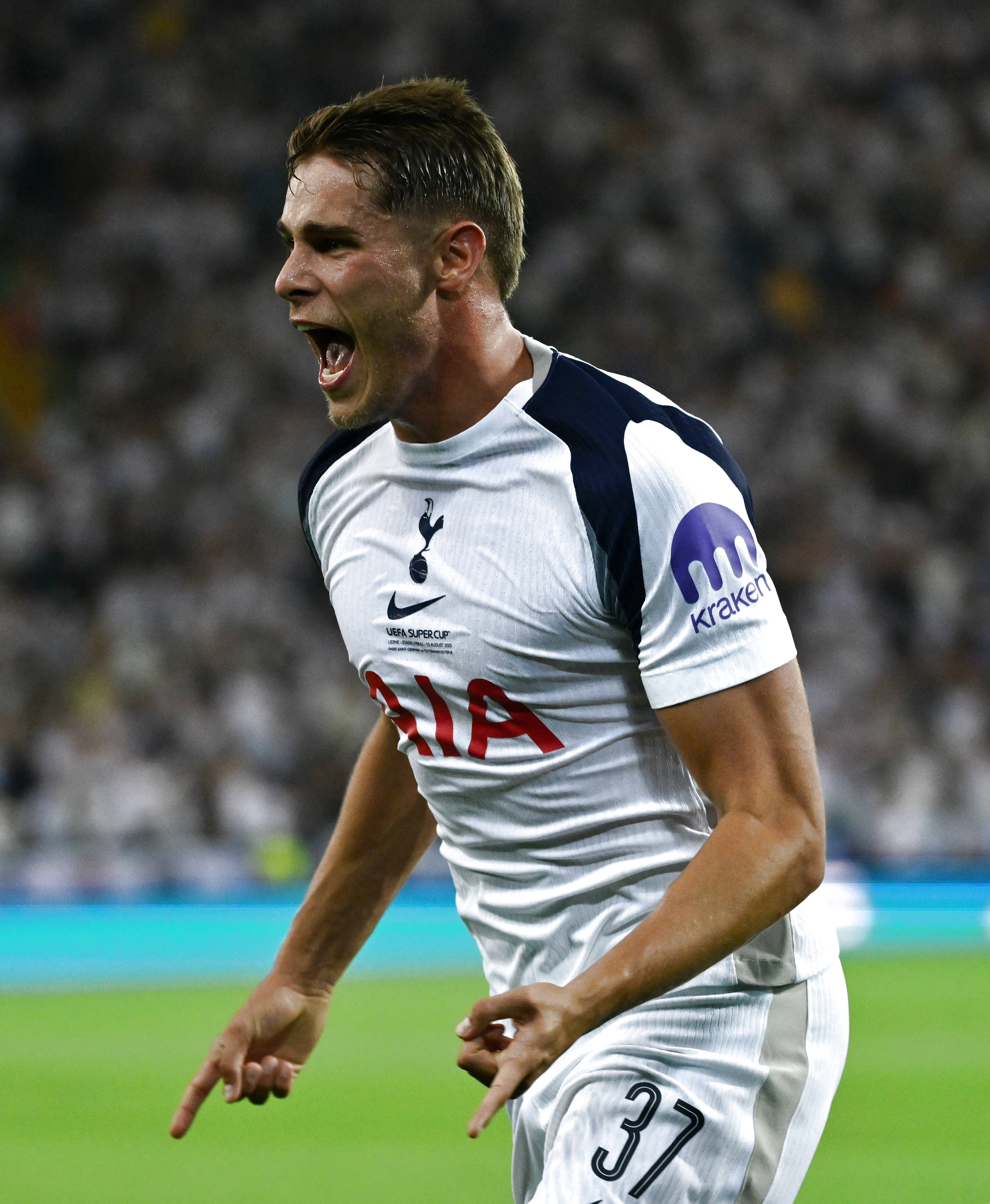 欧洲足球精英联赛热火激战,球员全力以赴 欧洲足球精英联赛热火激战,球员全力以赴