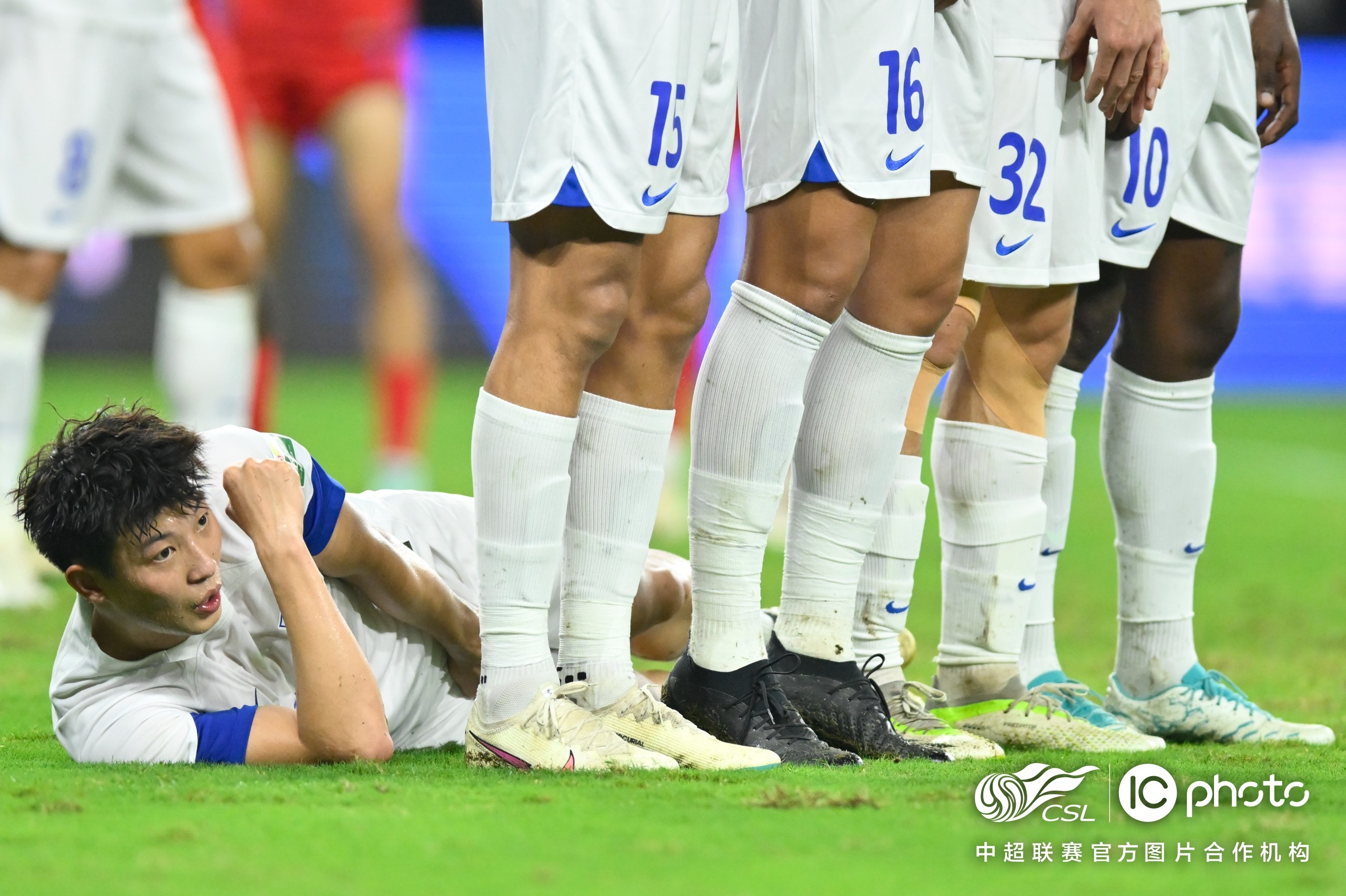 爱游戏娱乐-中场核心受伤，球队战术受影响！