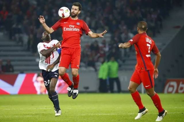 卡瓦尼入球帮助球队继续保持领先优势 卡瓦尼入球帮助球队继续保持领先优势