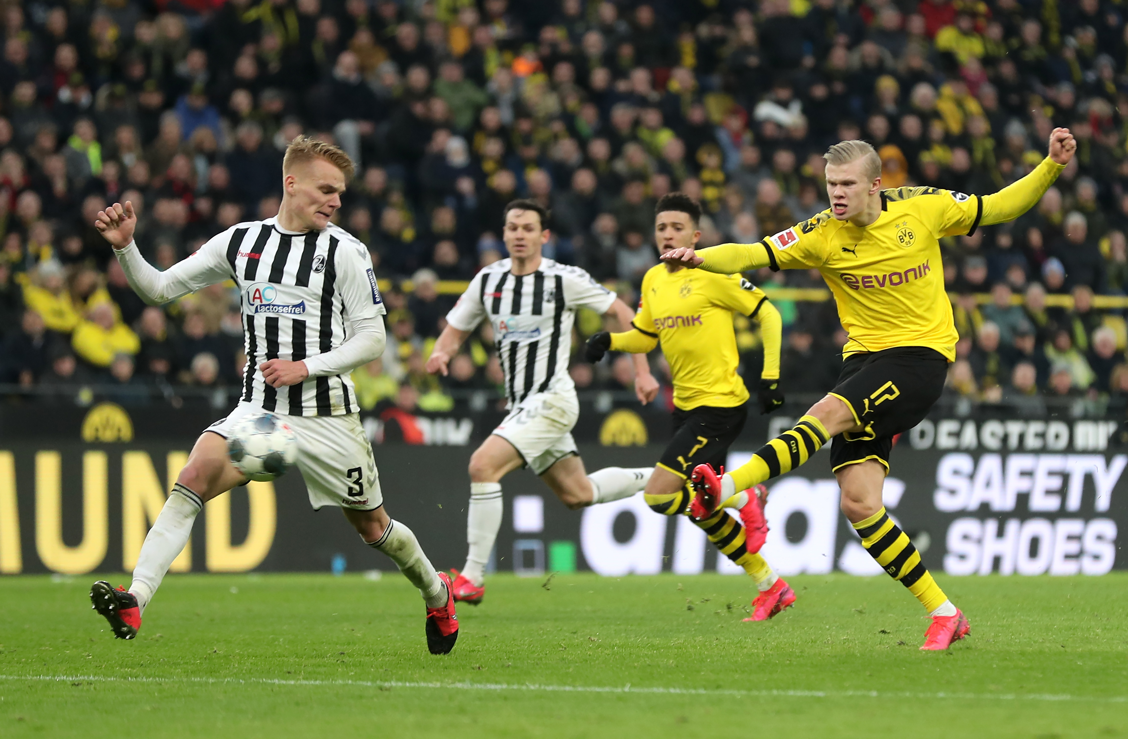 多特蒙德大胜对手,重返德甲争冠行列 多特蒙德大胜对手,重返德甲争冠行列