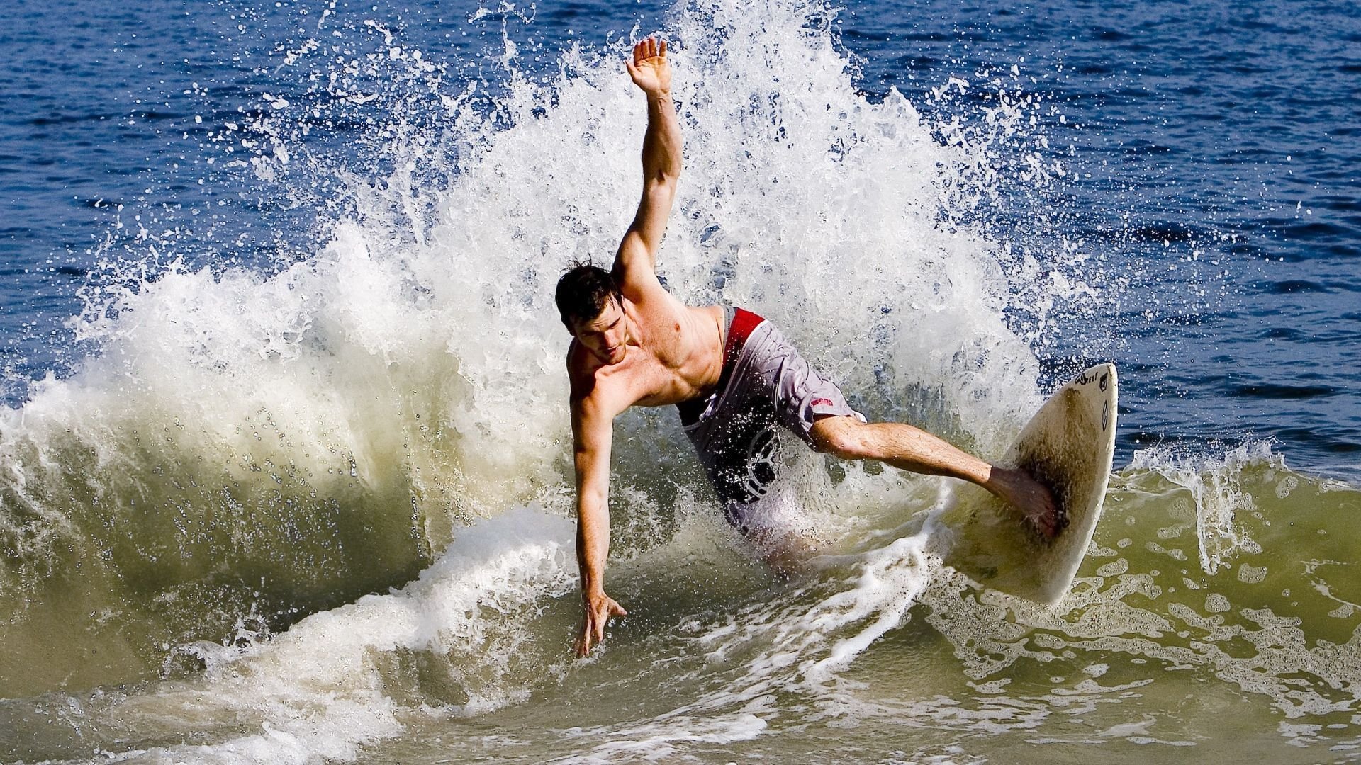 莫兰特绝境狂飙点燃赛场，马刺末节逆转险胜江苏队
