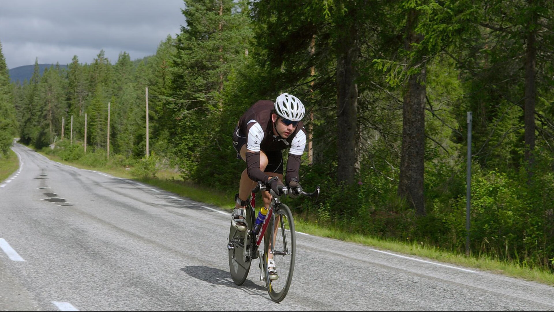 爱游戏大厅-赛道上的颠覆，拉塞尔带队，阿斯顿·马丁如何碾压法拉利？